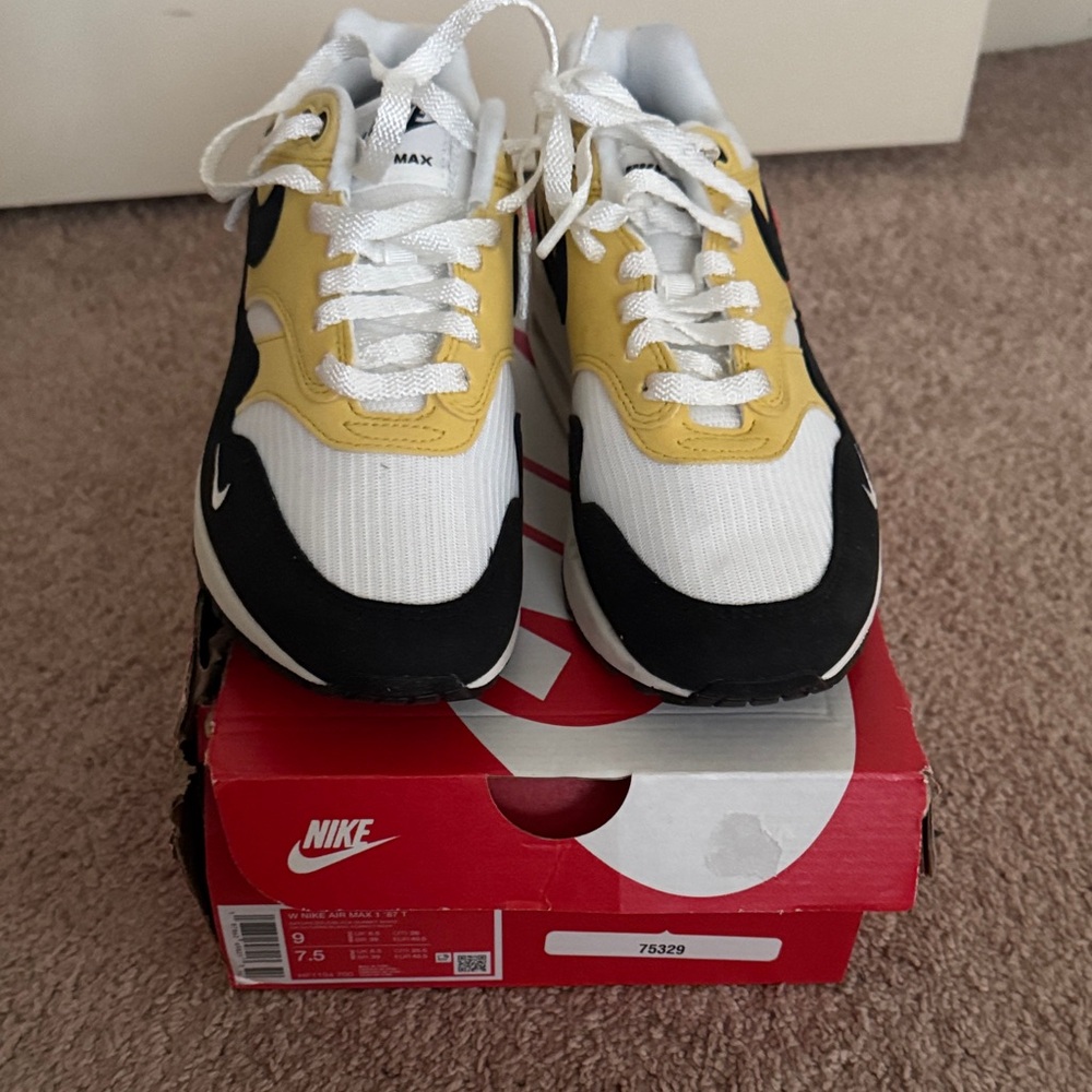 Nike Low-Top Sneakers in White, Yellow & Black NWT - Picture 2 of 6